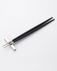 Cutipol Goa Black chinesische Essstäbchen – 2 Stück + Halter